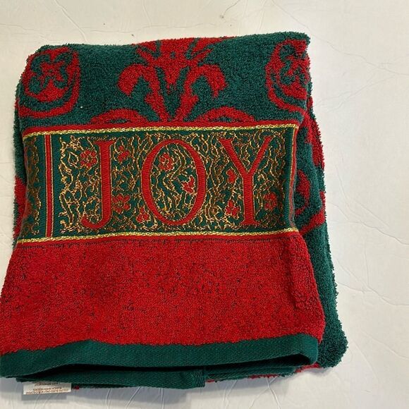 PRIORITY BY SANTEENS NWT Red Green Gold Christmas Joy Bath Towel Decorative - Picture 1 of 5